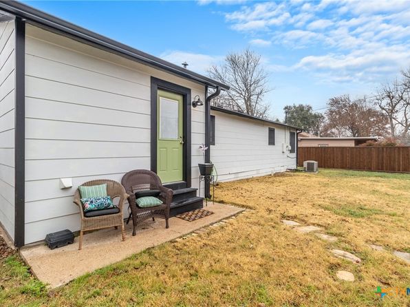 1011 Gilmore St, Taylor, TX 76574
