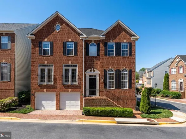 9100 Park Cove Dr, Fort Belvoir, VA 22060