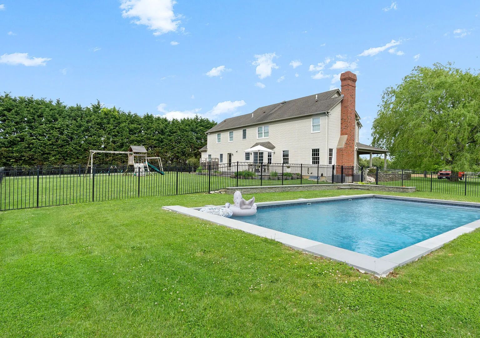 Expansive North Fork Estate on almost 3 Acres, Close to Vineyards — Photo 1