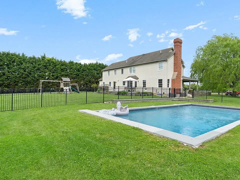 425 Jacobs Ln