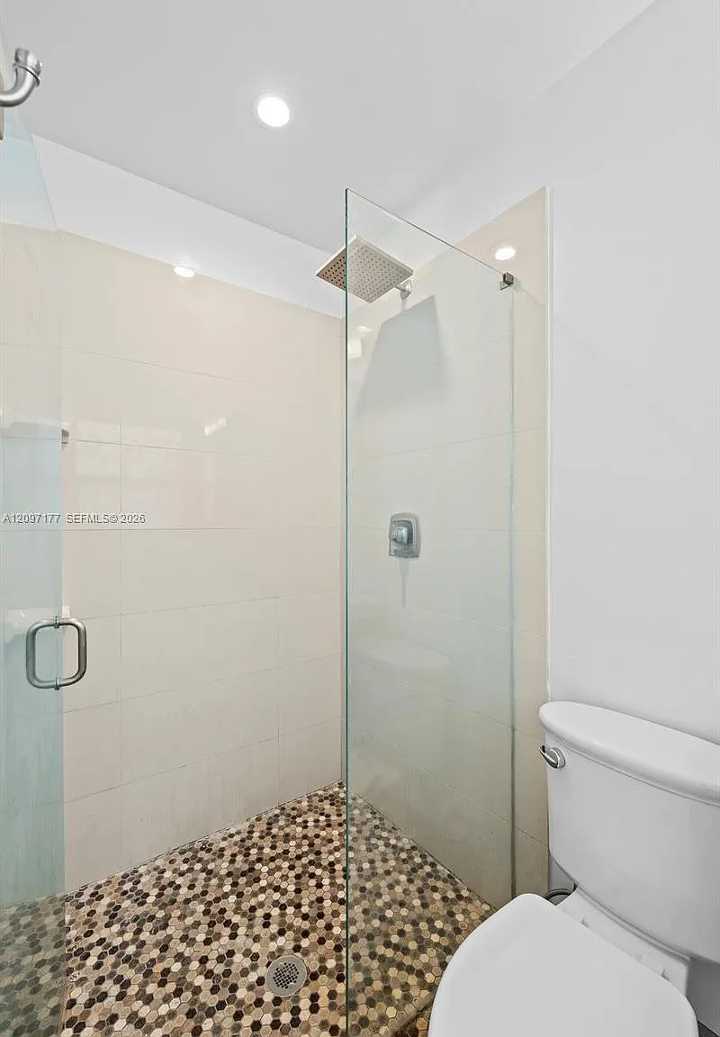 3 bed, 2.0 bath, 1354 sqft, $4,750 — Photo 2