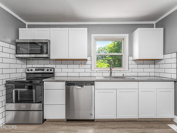 4th image of 3712 Selma Ave