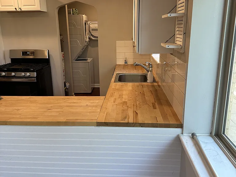 1540 N Forest St — Photo 3