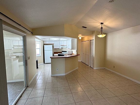5th image of 1014 Villa Dr