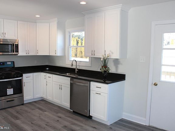 5th image of 2831 Morton Ave