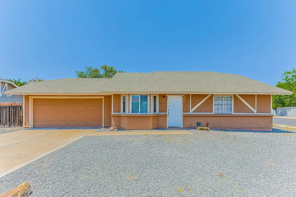 3 bed, 2.0 bath, 1232 sqft, $2,000 — Photo 1