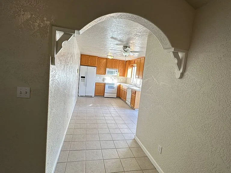 312 N Riverside Dr — Photo 6