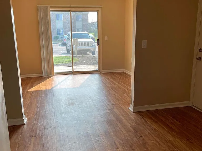 Walnut Manor Apartments — Photo 25