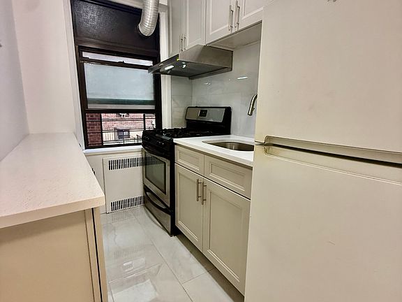 5th image of 14476 Sanford Ave APT 1E