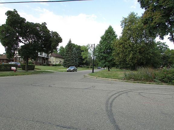 4th image of 576 E Boston Blvd