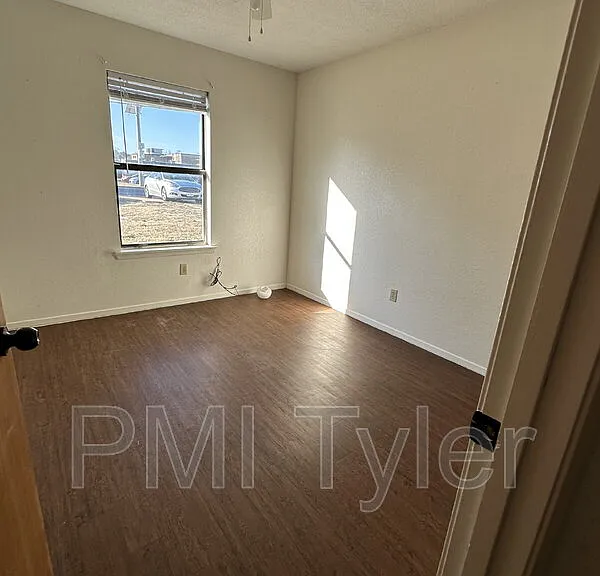 2717 W Shaw St — Photo 6
