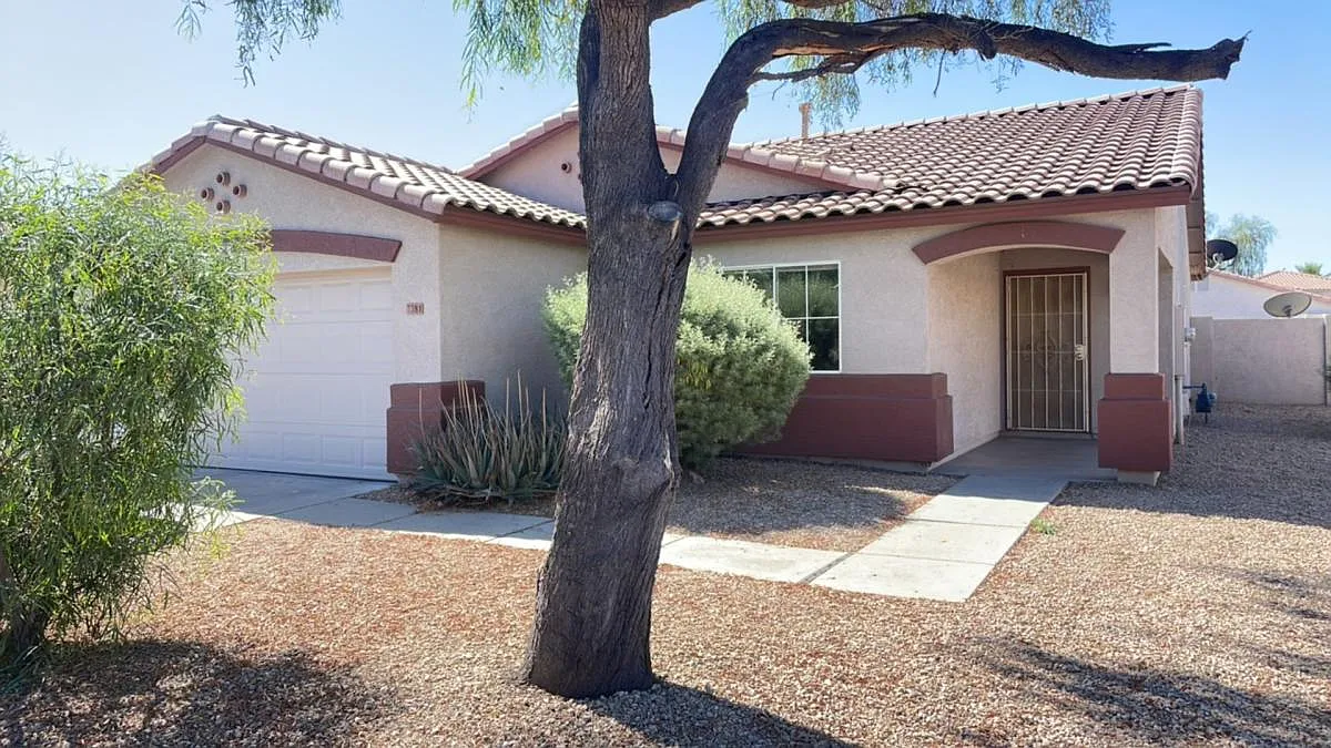 Well maintained 3 bedroom in Glendale! — Photo 1