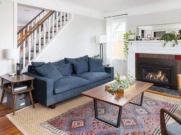 Living Room/Entrance