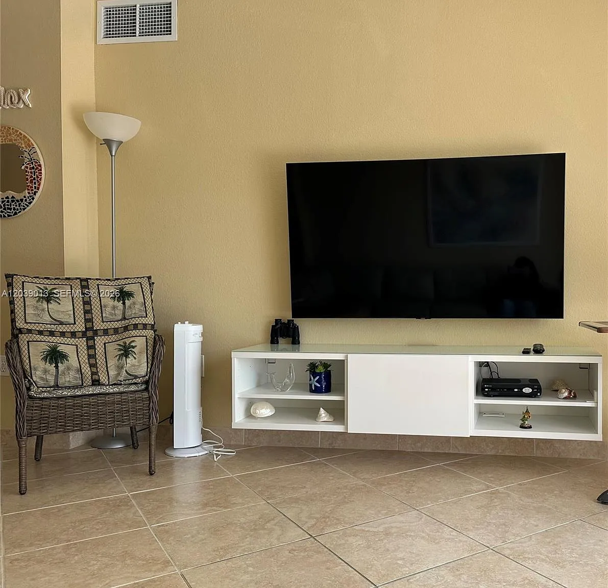 Hemispheres Condo — Photo 4