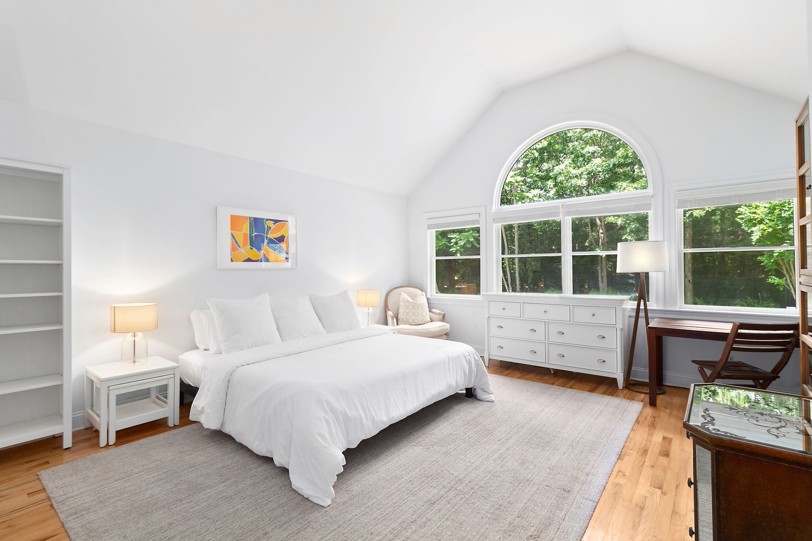  Guest bedroom with king bed (and en suite bathroom)