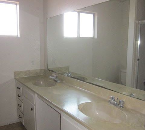 4th image of 534 E Myrtle Ave