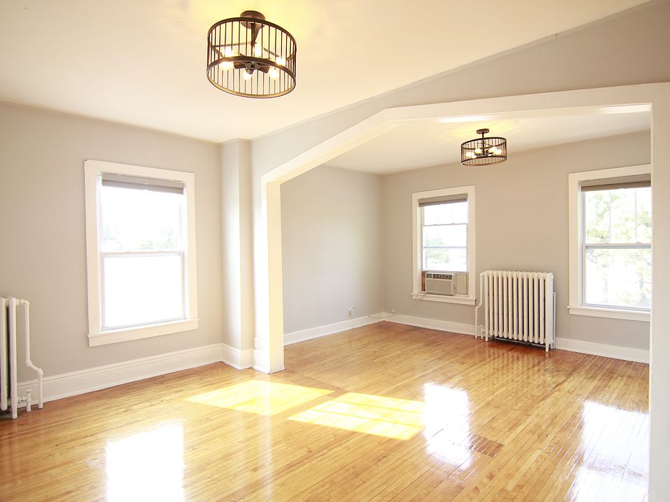 1st image of 425 Smith Ave N