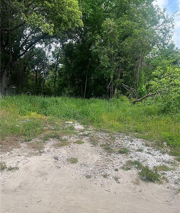 2nd image of 1306 Congress St