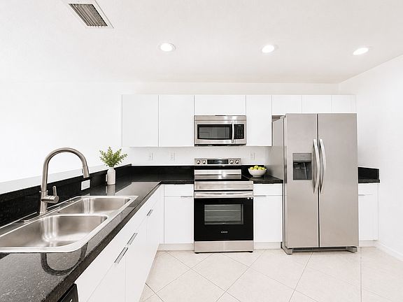3rd image of 324 NW 3rd St APT D