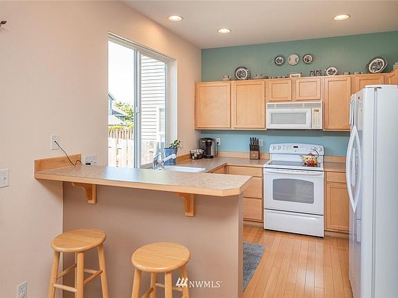5th image of 714 67th Ln SE