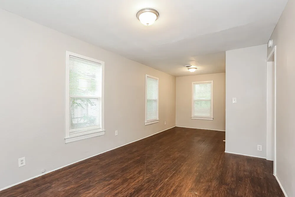 3 bed, 1.0 bath, 884 sqft, $1,280 — Photo 4