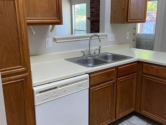 Pic 4 of 2601 Bluebonnet Dr _06292022