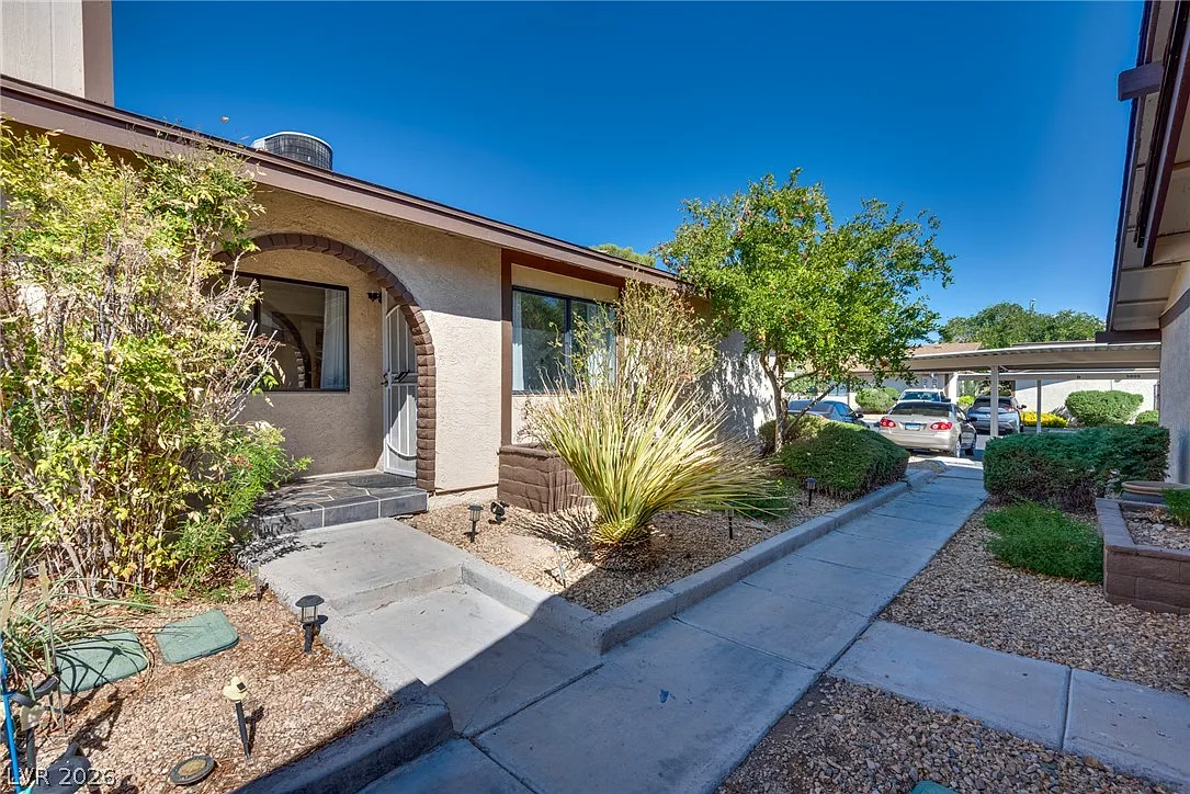 2 bed, 1.0 bath, 844 sqft, $1,990 — Photo 3