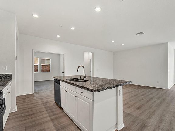 4th image of 3339 S Myrtle Dr