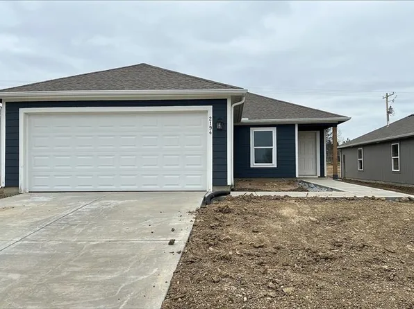 2194 Woodfield Dr, Tonganoxie, KS 66086