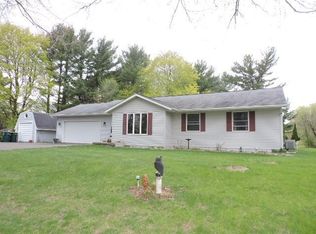 W5814 Hackbarth Rd, Fort Atkinson, WI 53538