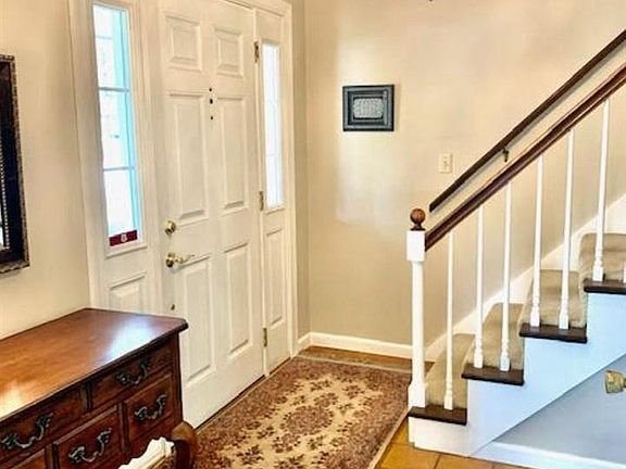4th image of 3531 Montlake Dr