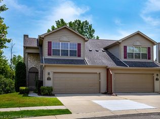 360 Stratford Ln, Lake Orion, MI