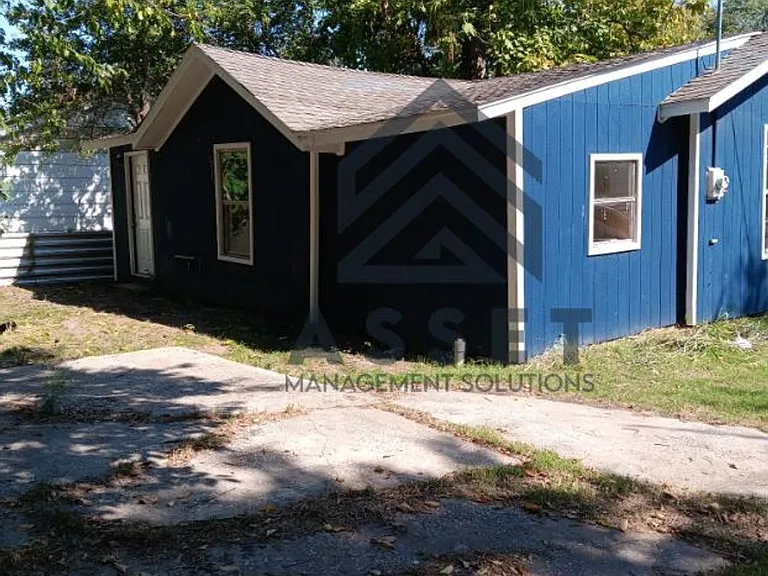 1323 S Blackwelder Ave — Photo 3