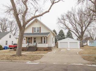 1107 4th St, Hull, IA 51239