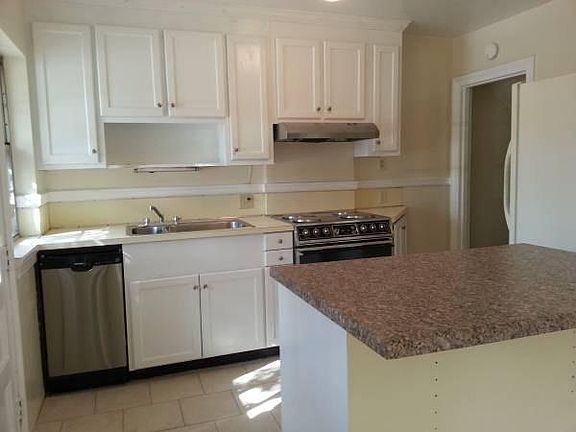 Kitchen with all major appliances