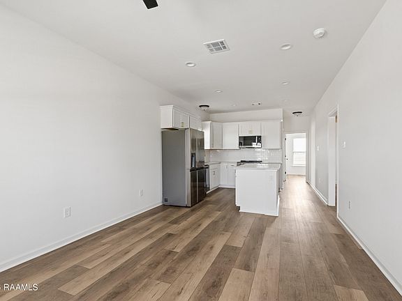 3rd image of 404 Willowbend Way