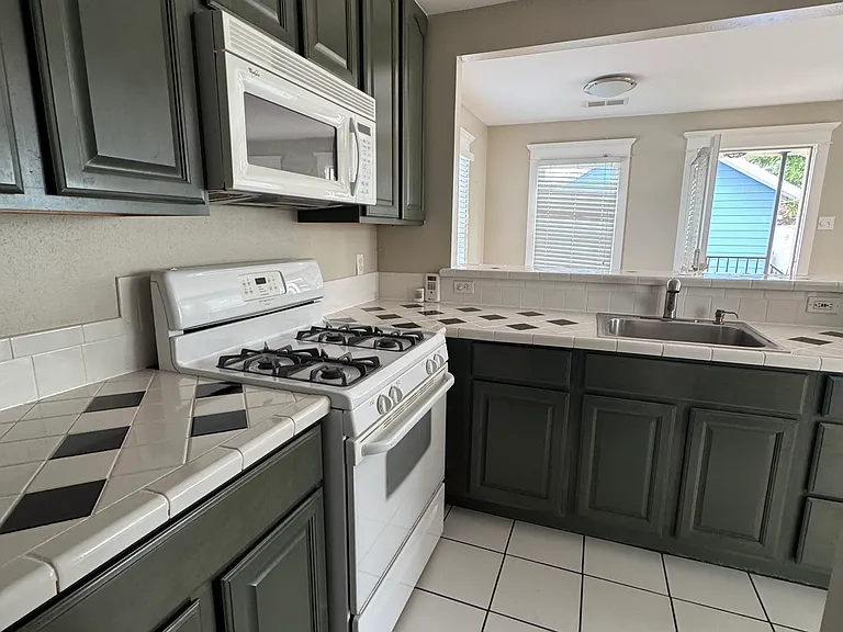 1543 Oxford St #1 — Photo 8