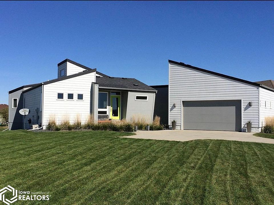 1st image of 360 NE Meadowlark Ln