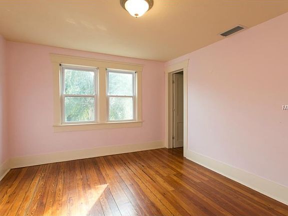 4th image of 319 10th Ave N