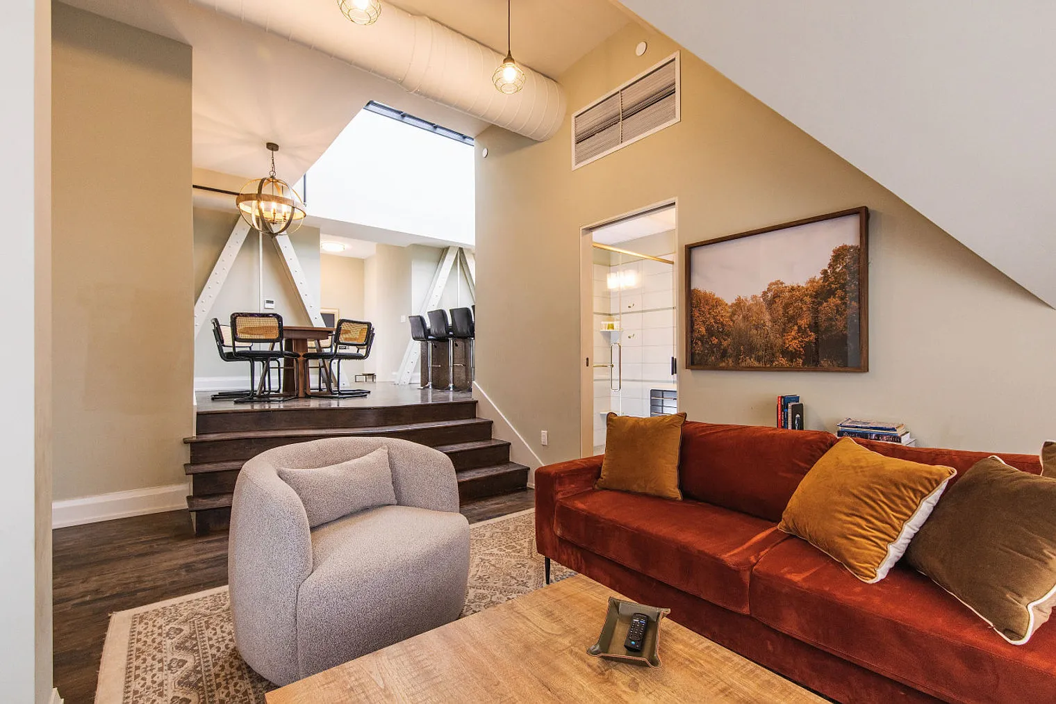 2 bed, 2.0 bath, 1184 sqft, $7,087 — Photo 3