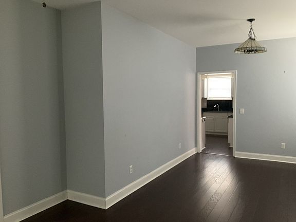 4th image of 22 N Sweetbriar Ln