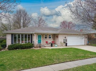 56 Brookshire Grn, Bloomington, IL