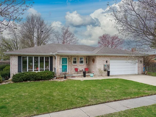 56 Brookshire Grn, Bloomington, IL 61704