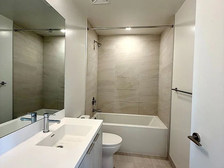400 King St W #715 — Photo 17