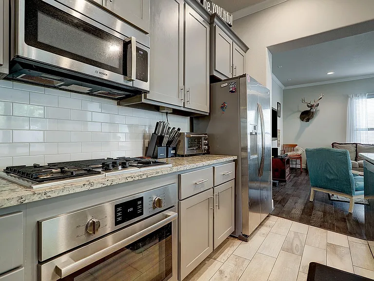 5326 Larkin St — Photo 4
