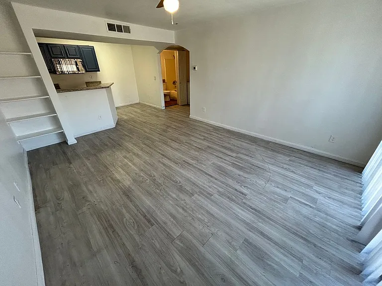 5154 S Jones Blvd #202 — Photo 3
