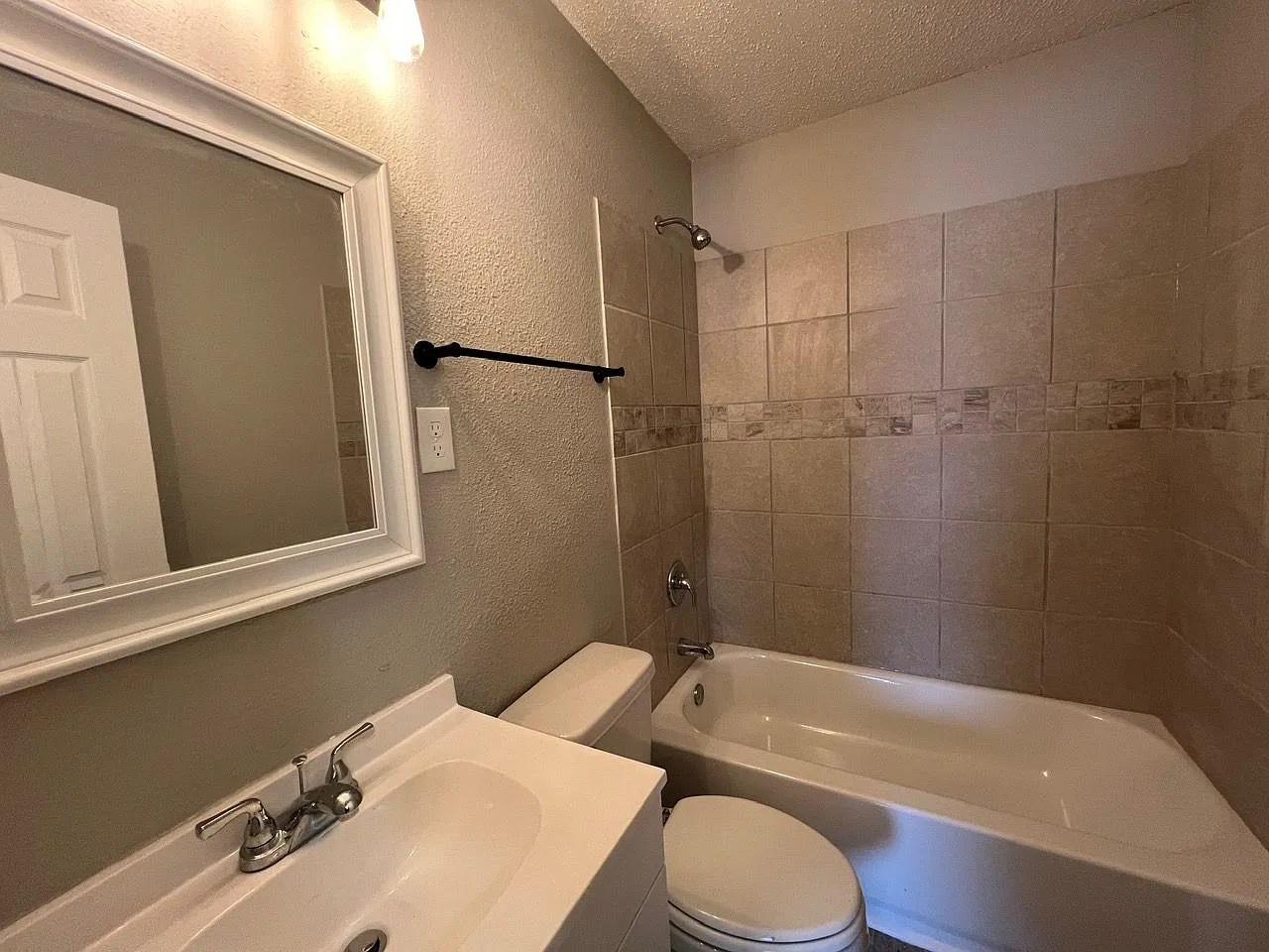 1907 Boyle Ave — Photo 3