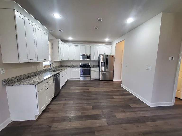102 Stedman Ln W — Photo 2