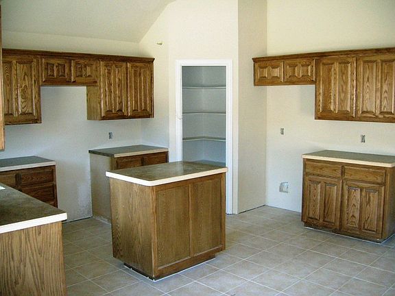 BEAUTIFUL AND FUNCTIONAL KITCHEN
