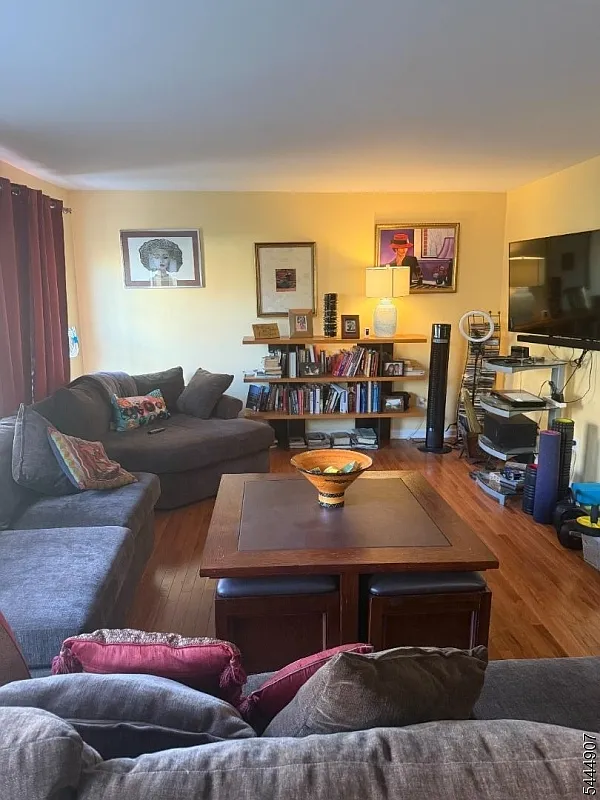 2 bed, 2.5 bath, 1352 sqft, $2,450 — Photo 3